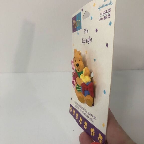 HALLMARK Disney Christmas Pin WINNIE THE POOH & PIGLET w/ HONEY POT Lapel pin - Picture 4 of 6